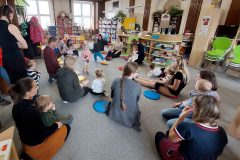 Bookstart-host-cviceni-s-detmi